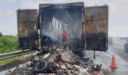 Truk Ekspedisi Beserta Muatan Terbakar di Tol Trans Sumatera, Begini Kondisinya - JPNN.com