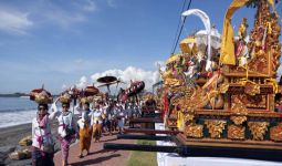 Menjelang Hari Nyepi, Warga Hindu di Bali Ikuti Upacara Melasti - JPNN.com