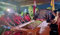 Sekjen PDIP Berziarah ke Makam Bung Karno di Kota Blitar - JPNN.com