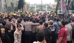 Ricuh, Jalan di Depan Gedung DPR Ditutup Massa Demo Tolak Perpu Ciptaker - JPNN.com