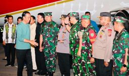 Jokowi Mendarat di Papua, Sejumlah Jenderal Berdiri Menyambut, Siapa Saja? - JPNN.com