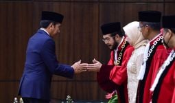 Jokowi Saksikan Pengambilan Sumpah Ketua MK, Lihat Caranya Menyalami Anwar Usman - JPNN.com