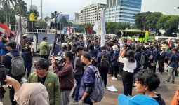 Ratusan Mahasiswa dari BEM Se-Jabodetabek Gelar Demo Tolak Perpu Ciptaker - JPNN.com