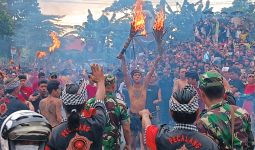 Tradisi Perang Api Tanpa Dendam demi Menyambut Nyepi - JPNN.com