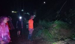 Hujan Deras, Agam Diterjang Bencana Tanah Longsor, Pengendara Diminta Waspada - JPNN.com