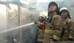 Kebakaran Rumah di Penggilingan, 15 Unit Damkar Dikerahkan - JPNN.com