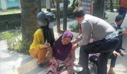 Kombes Pratama Menolong 2 Lansia Korban Kecelakan Bentor Terbalik di Palembang - JPNN.com