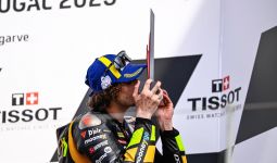 Siapa Pria yang Beradegan Ciuman di Podium MotoGP 2023 Itu? - JPNN.com
