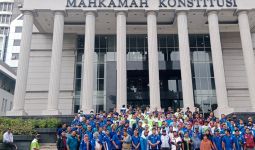 Massa Buruh Penuhi Gedung MK Ingin Dengar Keterangan Presiden Soal Perppu Ciptaker - JPNN.com