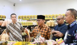 Kunjungi Toko Bandeng Juwana, Yandri Susanto: Makanan Nasional Bisa Go Internasional - JPNN.com