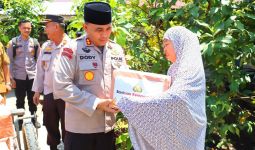AKBP Dody Wirawijaya Berbagi Paket Sembako buat Masyarakat - JPNN.com