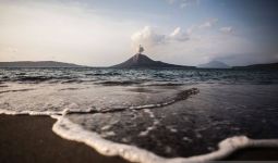 Gunung Anak Krakatau Erupsi Lagi, Berbahaya? - JPNN.com