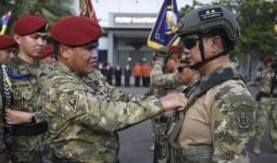 4 Pati TNI AL Ini Terima Brevet Kehormatan Kopaska - JPNN.com