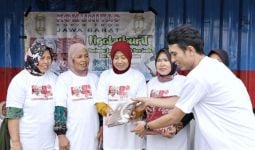 Komunitas Sopir Truk Pendukung Ganjar Beri Mukena untuk Para Janda di Cikarang - JPNN.com