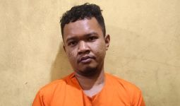 Pemuda Kampar Penggorok Leher Ayahnya Berani di Belakang Mobil Polisi, Sontoloyo! - JPNN.com
