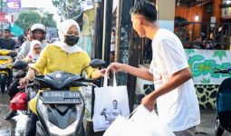 Sukarelawan Sandi Uno Pringsewu Lampung Borong Kuliner UMKM Untuk Takjil Pengguna Jalan - JPNN.com