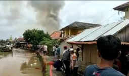 Diduga Korsleting Listrik, Enam Rumah di Seberang Ulu I Hangus Terbakar - JPNN.com