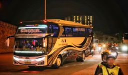 Bus Persija Dikawal Puluhan Bonek, Begini Penampakannya - JPNN.com