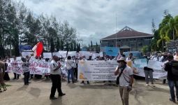 Tuntut Pembayaran Gaji, Guru PPPK Berunjuk Rasa di Kota Sorong - JPNN.com
