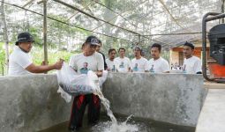 Nelayan Pesisir Dukung Ganjar Serahkan Bantuan Lele ke Pembudi Daya Ikan di Cianjur - JPNN.com