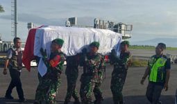 Jenazah Prajurit TNI yang Tewas Ditembak KKB Dimakamkan di Sumbawa - JPNN.com