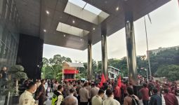 Panas, Massa Masuki Area Gedung KPK, Tuntut Firli Bahuri Mundur - JPNN.com