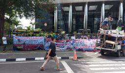 Geruduk KPK, Massa Minta Sekda Riau Diproses Hukum - JPNN.com