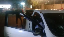 Demo UU Cipta Kerja Ricuh, 2 Mobil Rusak Parah Diamuk Massa, Satu Milik Anggota Polisi - JPNN.com
