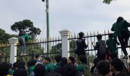 Mahasiswa Demo Tolak UU Ciptaker Bakar Water Barrier di Depan DPR - JPNN.com