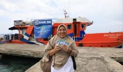 Begini Suasana Teras Kapal BRI saat Melayani Penukaran Uang di Kepulauan Seribu - JPNN.com