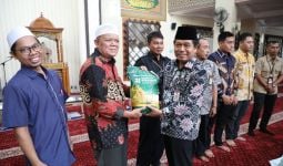 Sekjen Suhajar Serahkan Bantuan Baznas ke Pegawai di Lingkungan Kemendagri & BNPP, Simak Pesannya - JPNN.com