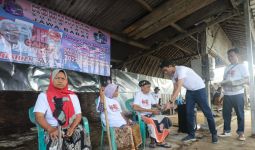 KST Dukung Ganjar Berikan Bantuan Untuk Ibu-Ibu Lansia di Karawang - JPNN.com