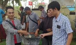 Kesal Laporan Tak Digubris, Warga Lombok Gelar Aksi Galang Dana di Kantor Polisi - JPNN.com