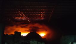 Pabrik Plastik di Bekasi Terbakar, Sudah 12 Jam Belum Padam - JPNN.com