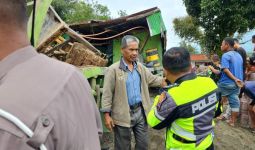 Detik-Detik Truk Pembawa Alat Berat Mengalami Rem Blong, Braaak! - JPNN.com