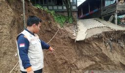 Belasan Rumah Rusak Diterjang Angin Puting Beliung dan Tanah Longsor di Muba - JPNN.com