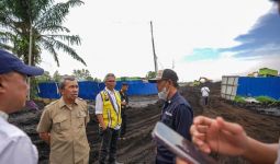 Jalan Rusak Akibat Truk Pengangkut Batu Bara Berlalu Lalang, Gubri Syamsuar Berang - JPNN.com