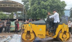 Saat Kombes Bismo dan Wakot Bogor Hancurkan Barang Bukti Hasil Operasi dengan Mesin Penggilas - JPNN.com