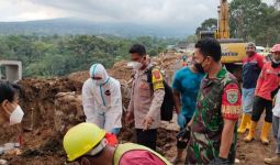Petugas Kembali Temukan Jasad Korban Gempa Cianjur di Sate Sinta-Cijedil - JPNN.com