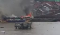 Kapal Angkut Puluhan Ton Beras Hangus Terbakar di Tengah Sungai - JPNN.com