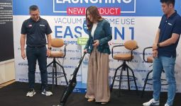 Intip Gaya Wulan Guritno Saat Pakai Vacuum Cleaner, Tetap Elegan - JPNN.com