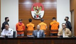 Penampakan Wali Kota Bandung Yana Mulyana jadi Tersangka dan Berompi Tahanan KPK - JPNN.com