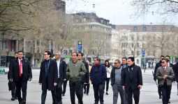 Lihat Tuh, Jokowi Jalan Santai di Jerman, Pengamanannya Seperti Ini - JPNN.com