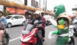 Power Rangers Hijau Terjun ke Jalan, Lihat Sesuatu di Tangannya - JPNN.com