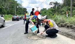 Lihat, Anak Buah Irjen M Iqbal Tambal Jalan demi Keselamatan Pemudik Lebaran - JPNN.com