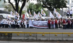 Ratusan Perawat Gelar Demo di Kemenkopolhukam, Minta RUU Kesehatan Dicabut - JPNN.com