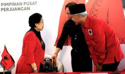 Momen Mas Nanan PDIP Serahkan Kursi Biar Ganjar Duduk di Samping Megawati - JPNN.com