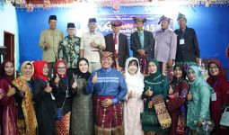 Halalbihalal dengan IWARI Cempaka, Gubernur Herman Deru Dianugerahi Gelar Cinta Marga - JPNN.com