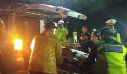 Polisi Membantu Evakuasi Pemudik yang Meninggal di Jalur Gentong Tasikmalaya - JPNN.com