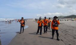 Wisatawan yang Hilang Tenggelam di Pantai Parangtritis Belum Ditemukan - JPNN.com